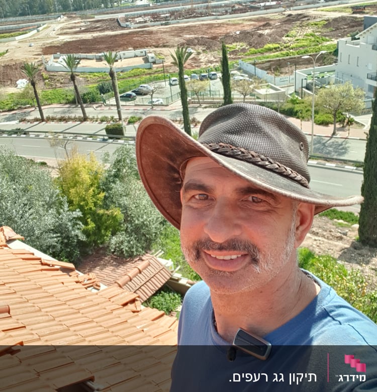 גג רעפים חום עם רעפים חסרים